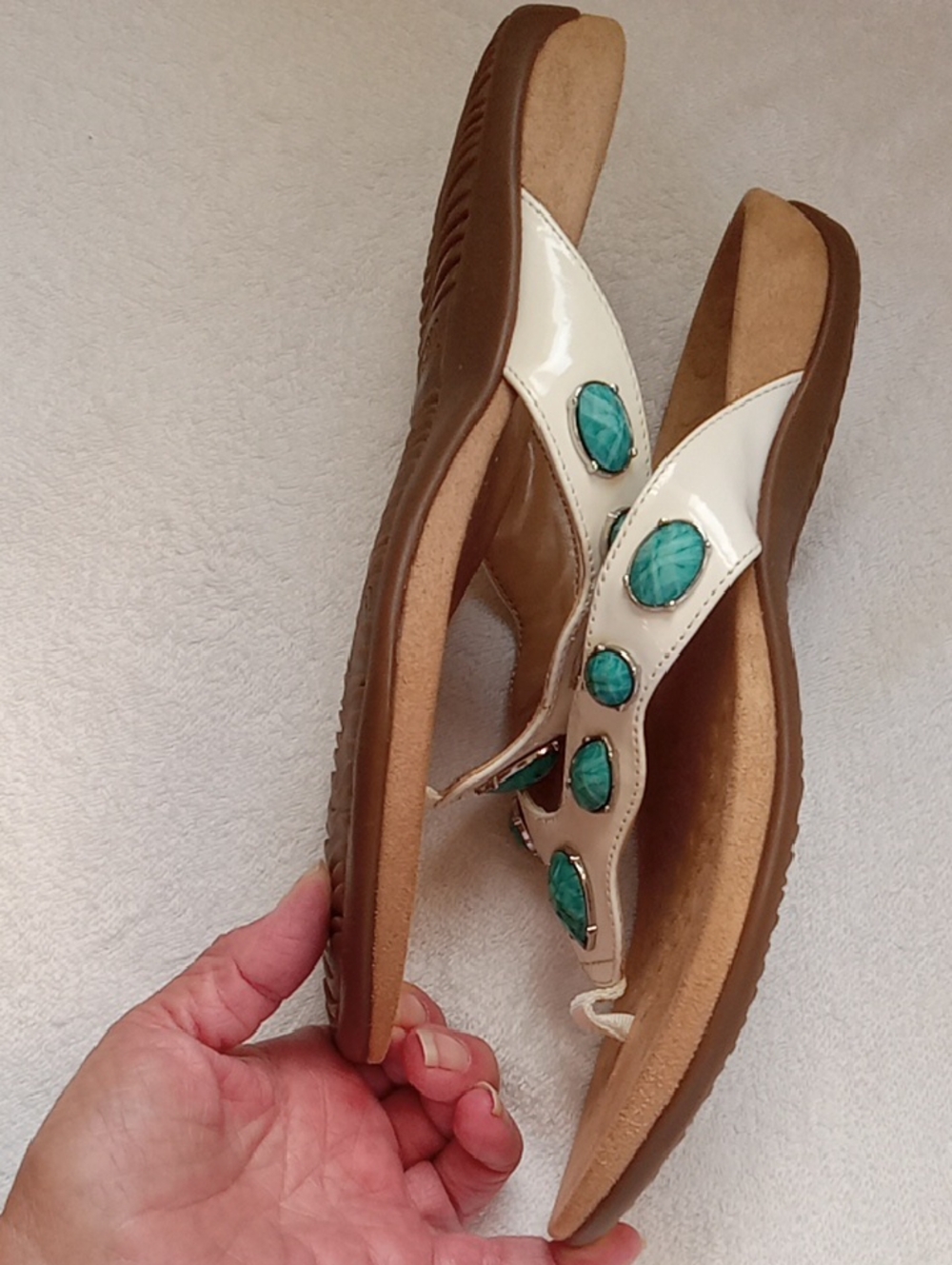 Vionic Size 9 White Sandal Thong with Turquoise Gem Accents - Picture 6 of 8